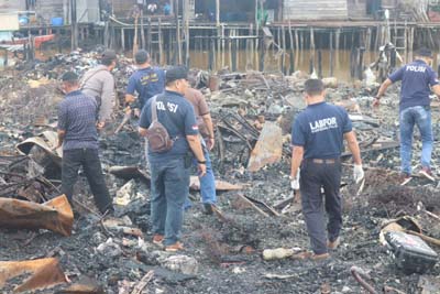 Tim dari Puslabfor Olah TKP di Lokasi Kebakaran Pasar Desa Bekawan